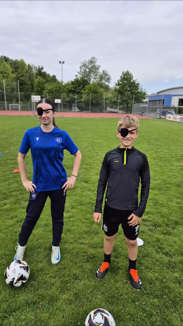 Heute im Fokus: das visuelle System! 👀

Mit gezielten Übungen und kognitiven Aufgaben haben wir Reaktion, Wahrnehmung und Entscheidungsschnelligkeit trainiert.
 
 👀🧠⚽️

Denn: Wer schneller sieht, denkt und handelt, ist auf dem Platz immer einen Schritt voraus!
 🏃‍♂️🏃‍♀️

Next Level beginnt im Kopf!