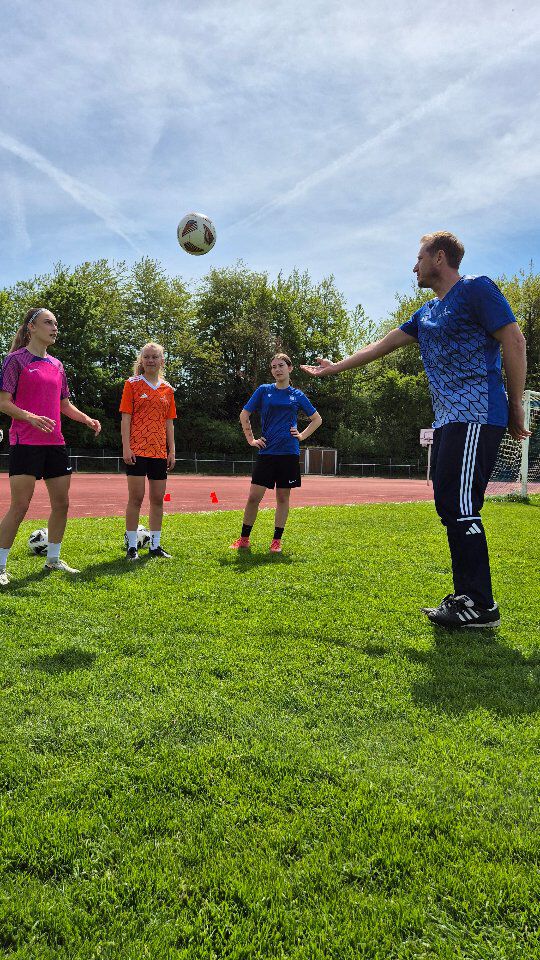 Heute standen Kognition, Technik und koordinative Fähigkeiten im Fokus!
🧠⚽️🏆

Hier seht ihr nur einen kleinen Ausschnitt aus unserer Trainingseinheit.

Warum genau diese Schwerpunkte so wichtig sind – und weshalb ich ihnen in meinem Training höchste Priorität gebe – erfahrt ihr gerne auf Anfrage!
📧 

Wer Interesse an den einzelnen Übungsformen hat oder sein Spiel aufs nächste Level bringen will: einfach melden! 

#nextlevelfussballakademie #training #fussbal #skill #kognition #techniktraining #koordination #neuroathletiktraining #soccerkinetics