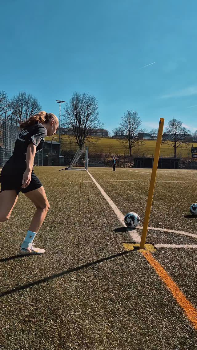 Standards entscheiden Spiele!🏆

Ein perfekt getretener Freistoß. Eine präzise geschlagene Ecke. Sekunden, die alles verändern! 

Doch wie oft trainierst du diese Momente wirklich?

Zufall gewinnt keine Spiele – Präzision schon! 

Jeder Kontakt zählt: der richtige Anlauf, die perfekte Flugbahn, das perfekte Timing. 

Mach Standards zu deiner Geheimwaffe – denn sie entscheiden Titel! ⚽🔥

#nextlevelfussballakademie #bretten
#fußball #freistoß #ecke #gamechanger 
#eintrachtfrankfurt