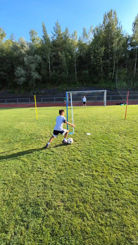 ⚡ Die Finte beginnt mit dem Verständnis!⚽
 
 🤔🧠💡

Ehe wir Finten und Ausspielbewegungen trainieren, geht es zuerst darum, die Abstände zum Gegner richtig einzuschätzen.

👉 Wann setze ich meinen ersten Ballkontakt?
👉 Wann und wo folgt der zweite Ballkontakt?
👉 Welche Nachteile habe ich, wenn ich ihn zu früh oder zu spät setze & welche Vorteile ergeben sich, wenn er perfekt getimt ist?

Hier liegt die Grundlage: 
Abstand, Timing und Entscheidungskraft.

Wer das beherrscht, macht jede Finte erfolgreich. 💥

❓Fragen? – Einfach melden!

#nextleveltraining #nextlevelfussballakademie #individualtraining #talentförderung #bretten