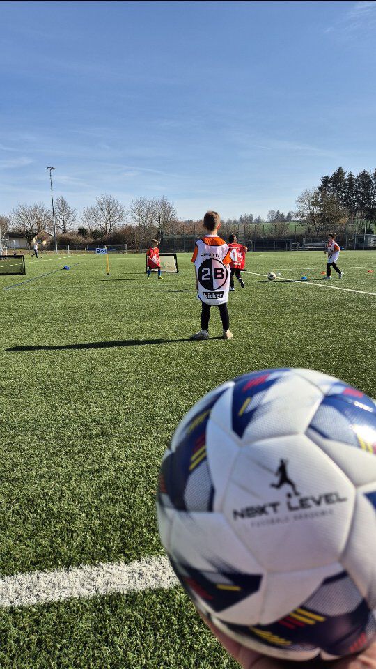 Keine Einheit gleicht der anderen!
 👀 > 🧠 > ⚽️
Ständig neue kognitive Herausforderungen für schnellere Wahrnehmung & blitzschnelles Umstellen auf neue Spielsituationen.

🔥 Wer sich nicht anpasst, bleibt stehen !💪

#nextlevelfussballakademie #bretten
#trainhard #thinkfast #gamechanger #fussballintelligenz #reswitch